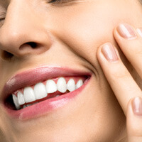 새하얀-치아를-가진-여성-사진