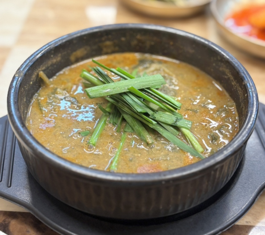 야생에서 채취를 한 미꾸라지를 잘게 갈은 후에 된장과 함께 넣고 끓인 추어탕은 검은 뚝배기에 가득 담은 후에 부추를 얹어 놓은 것을 찍은 사진
