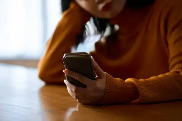 휴대폰을보고있는여자
