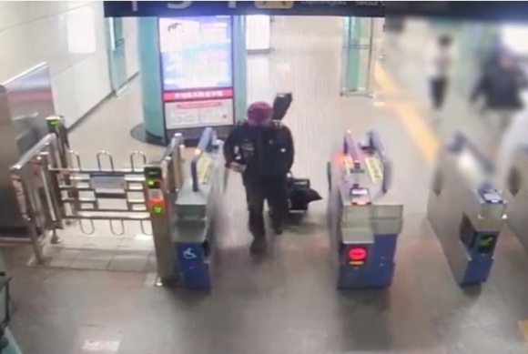 서울경찰청 지하철경찰대는 지난 17일 점유이탈물횡령 혐의를 받는 50대 남성 A씨를 검거했다고 26일 밝혔다. 사진은 A씨가 훔친 여행 가방을 가지고 양주역을 빠져 나가는 모습. [사진=서울경찰청 지하철경찰대]