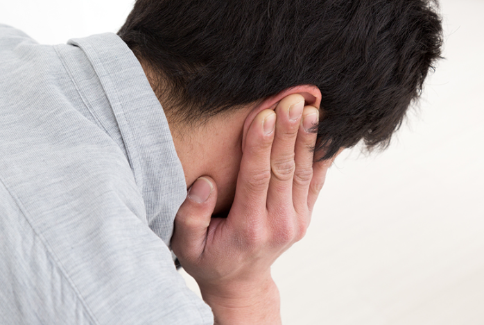 귀를 만지는 남성