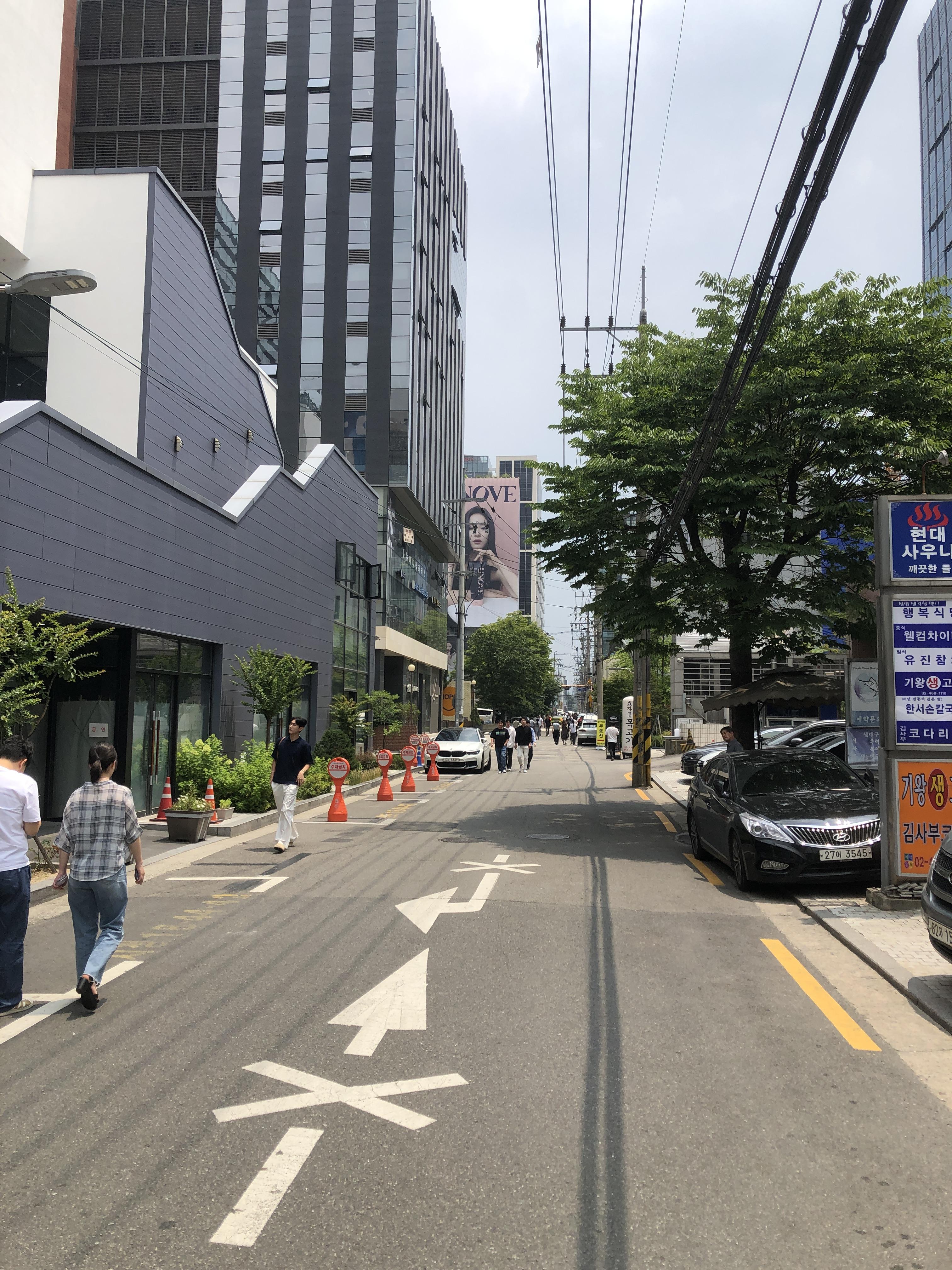 성수역 4번 출구 '연무장길' 산책: 중국 MZ 세대도 반한 성수동 레트로 감성