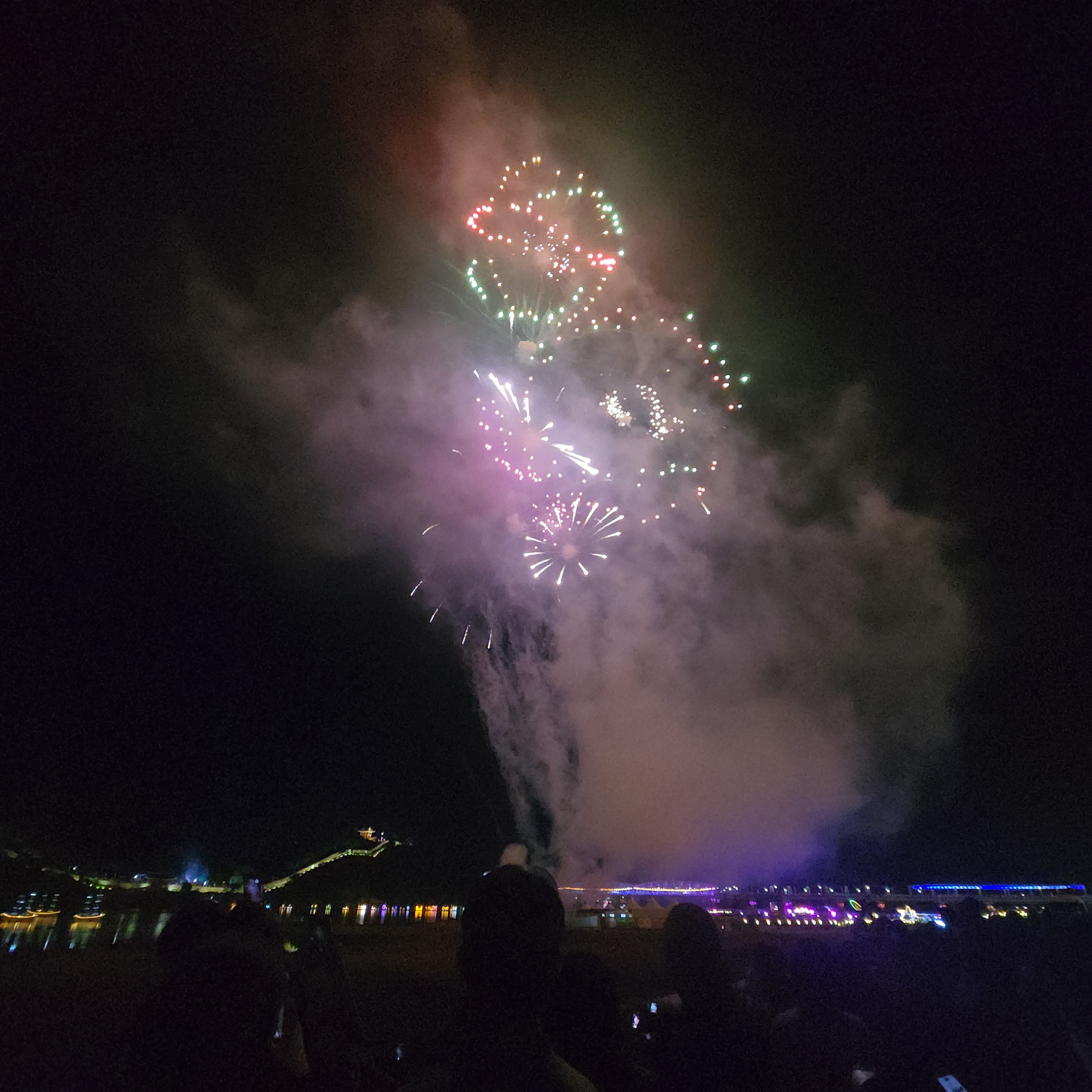 대백제전 개막식 축하공연인 불꽃놀이 사진