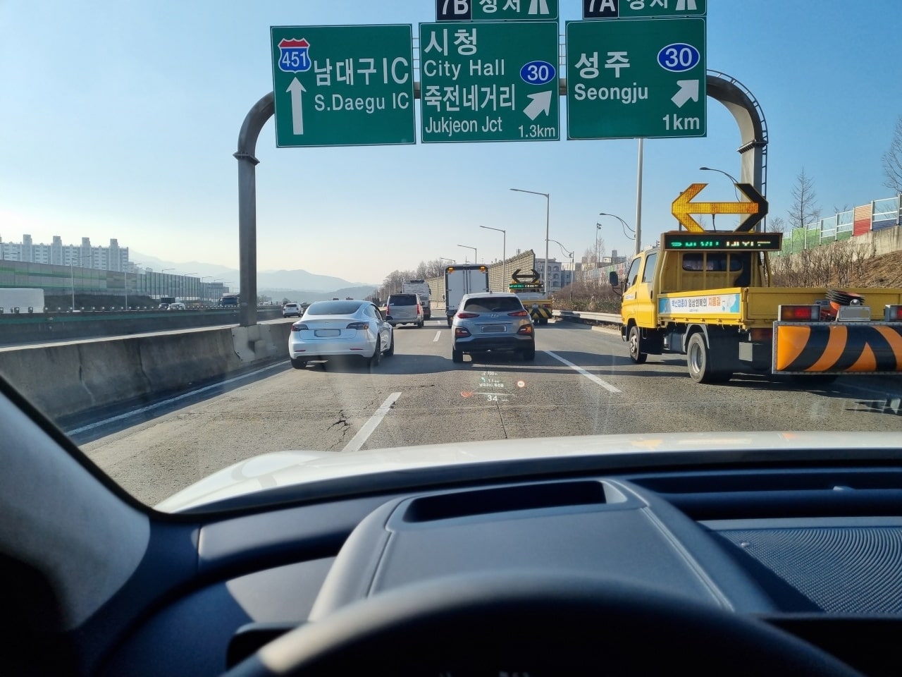 GV60을 이끌고 중부내륙 지선(고속화 도로)을 달리는 모습입니다.