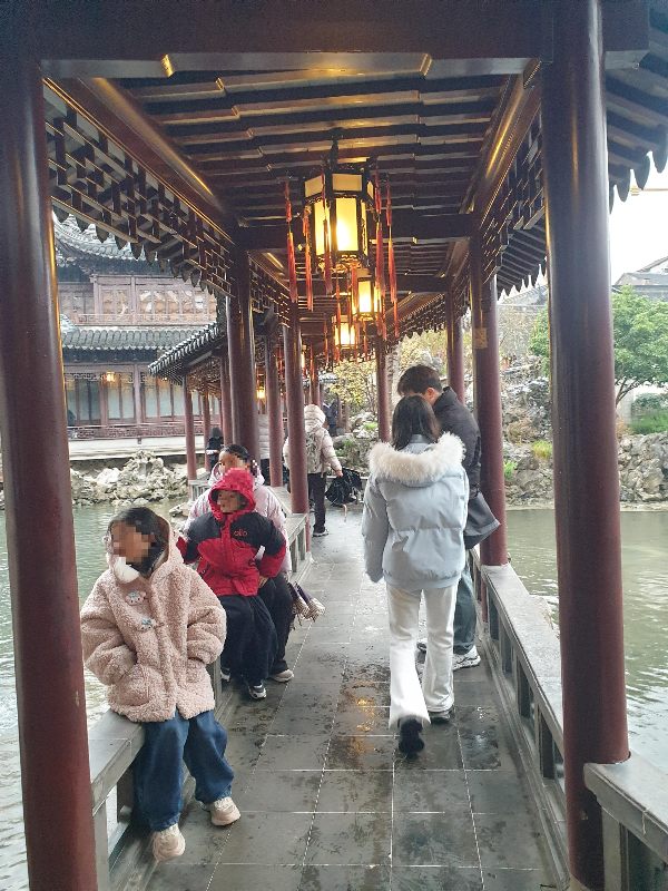 회랑아래 앉아서 쉬거나 사진찍는 사람들