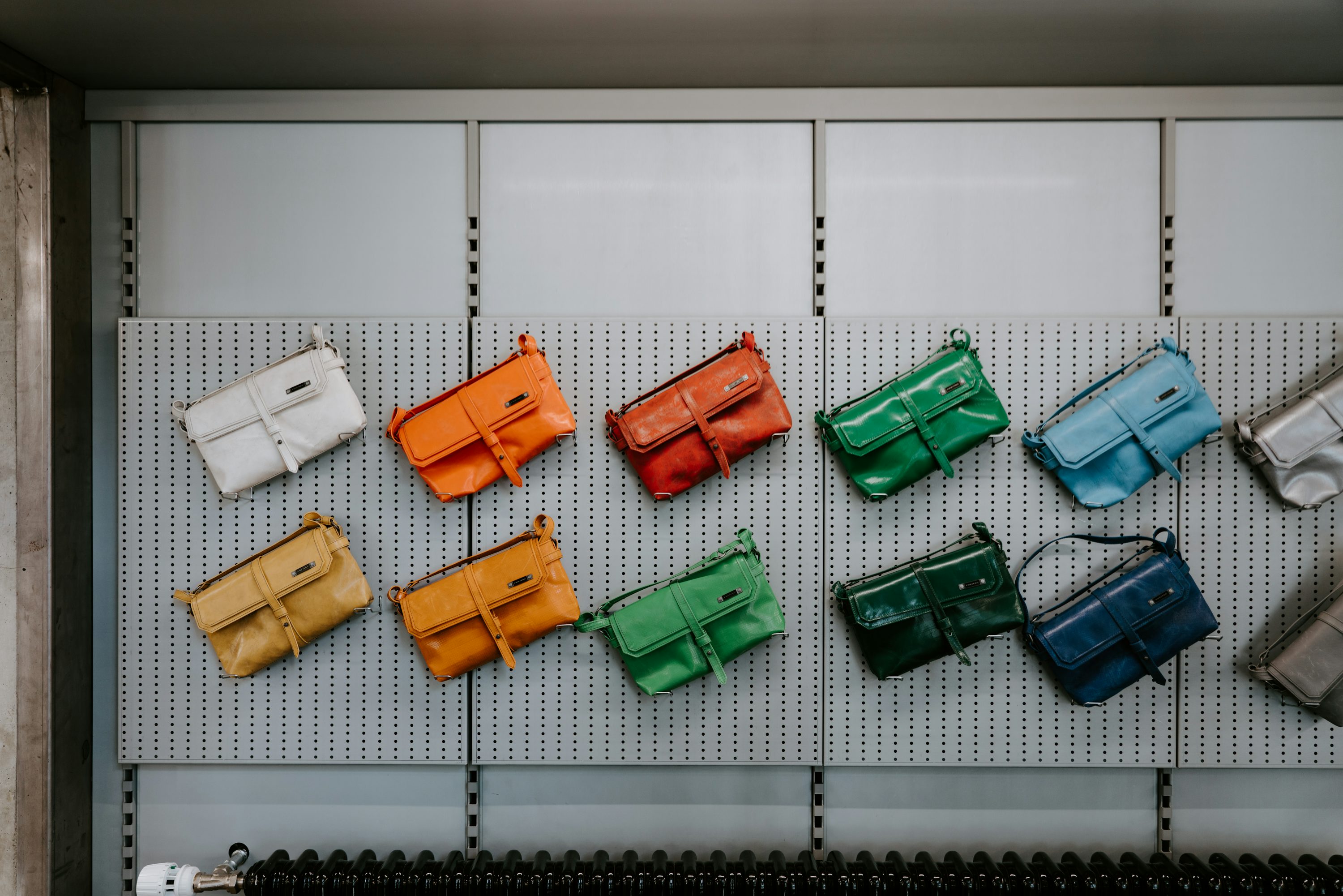 업싸이클링으로 제조된 가방들