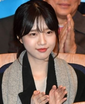 앉아있는-긴머리여성의모습