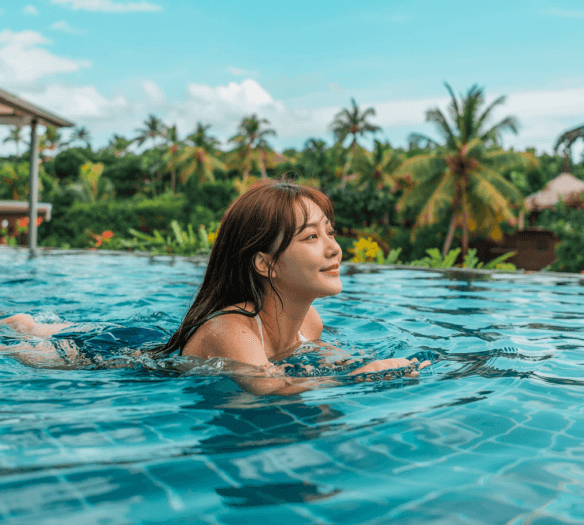 수영을 하고 있는 20대 여성
