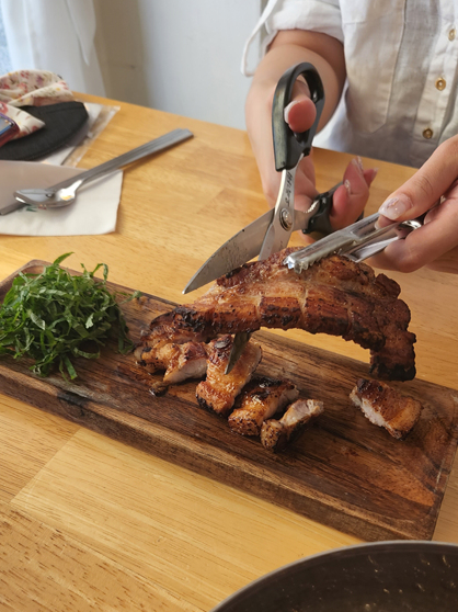 삼겹살_자르는_모습