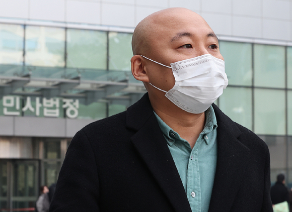 웹툰 작가 주호민씨가 지난 1일 경기도 수원지방법원에서 아들에 대한 정서 학대 혐의를 받아 기소된 특수교사 A씨 1심 선고 공판을 마치고 법원을 나서고 있다. [사진=뉴시스]