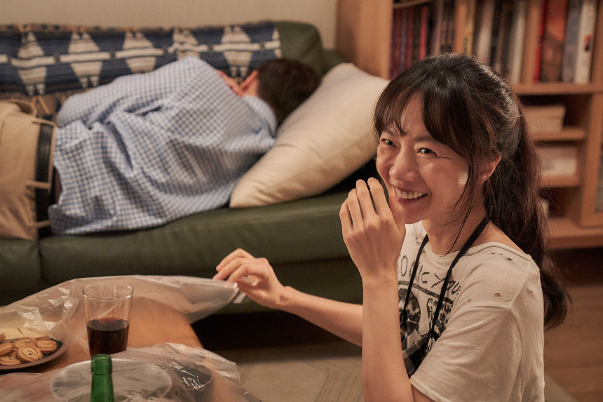 2025 영화 &amp;#39;바이러스&amp;#39; 리뷰 : 감염되면 사랑에 빠지는 독특한 로맨스