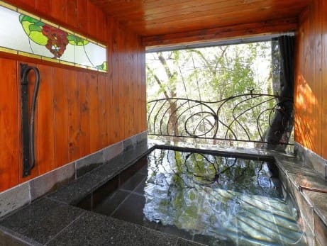 검은빛으로 된 노천 목욕탕