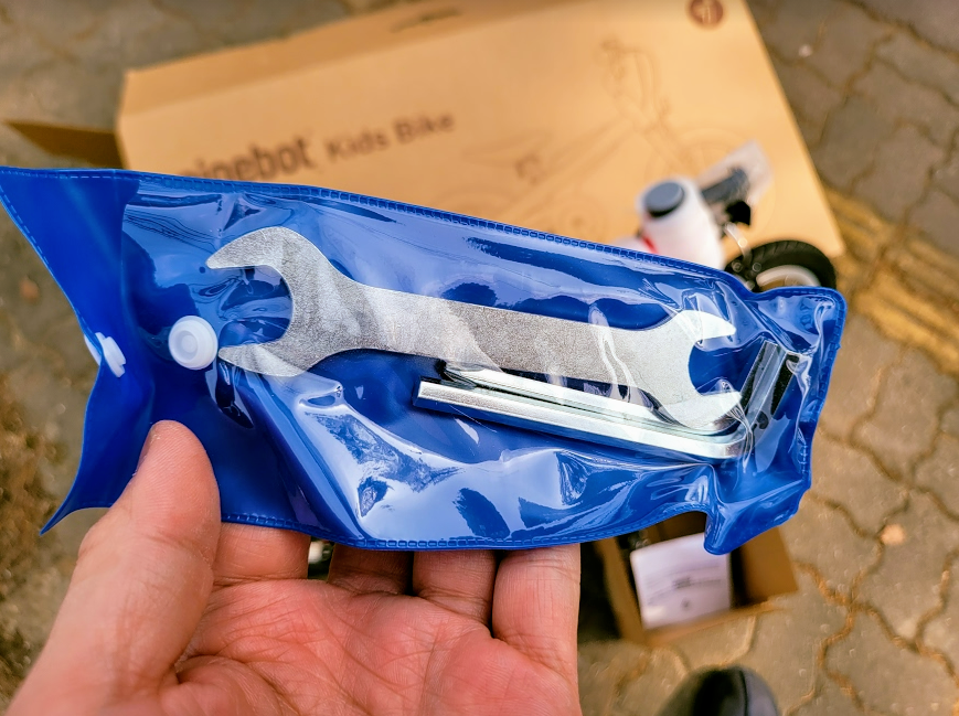 나인봇 키즈 바이크에 포함되어 있는 공구들