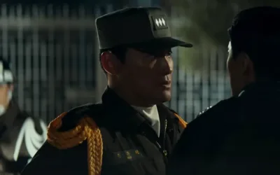 군복을 입고 서 있는 영화 서울의 봄에서 손규원을 연기하는 한규원