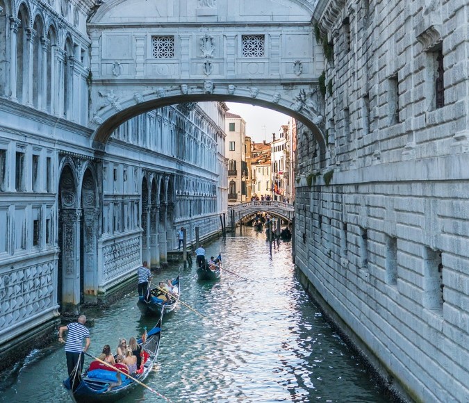 보트를 타고 건물 사이를 관광하는 모습들