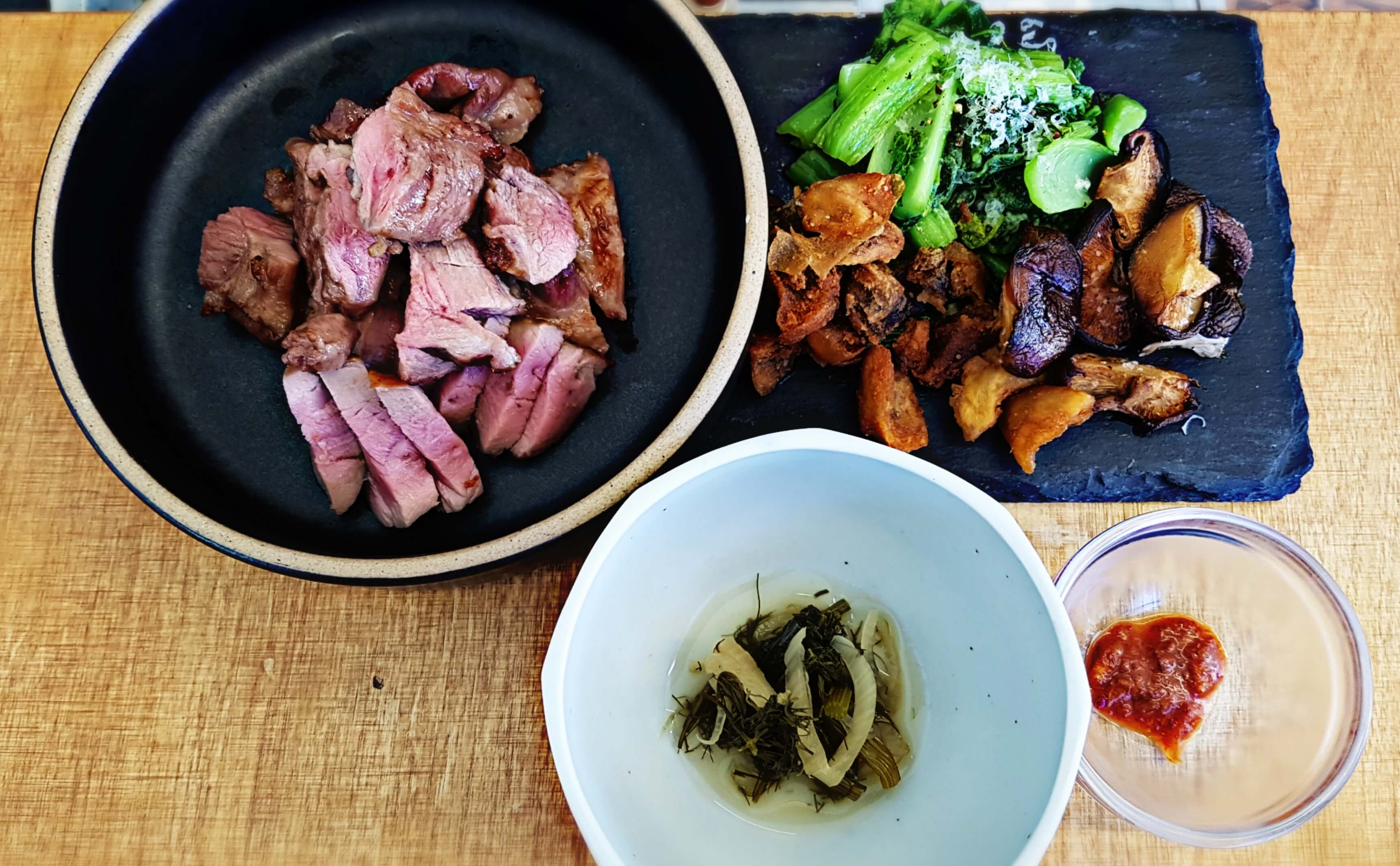 메인 요리: 가마솥밥, 송이된장국, 돼지고기 5종, 젓갈과 반찬