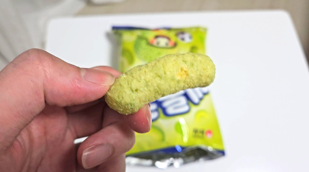 메론킥 과자 단면, 초록색 코팅이 특징인 바삭한 스낵 클로즈업