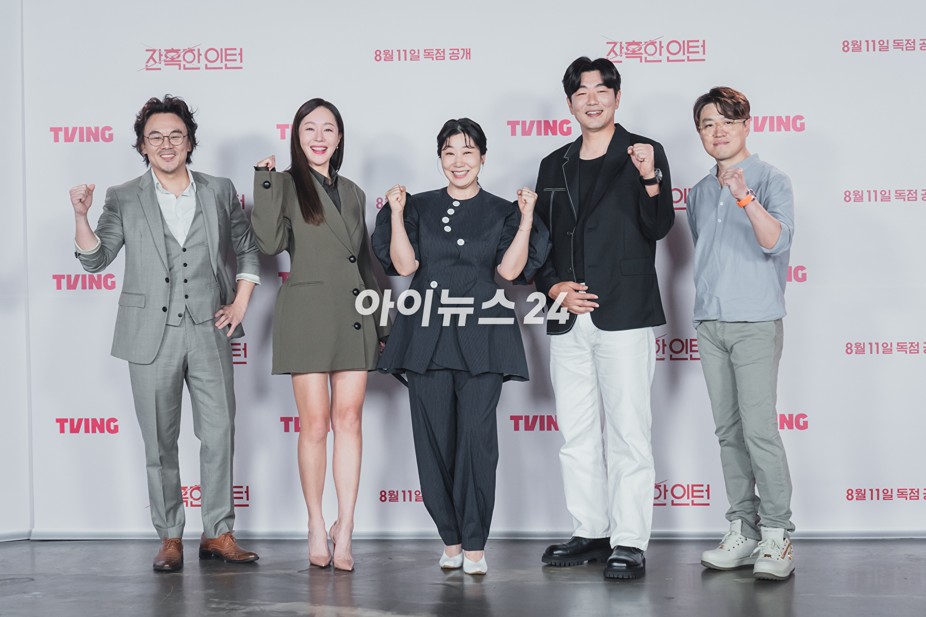 8일 열린 티빙 새 드라마 '잔혹한 인턴' 제작발표회에서 라미란과 엄지원, 이종혁, 김인권이 포토타임을 갖고 있다. [사진=티빙]