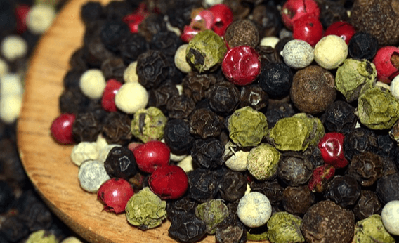 말린 통후추들이 가득하다. 검정색, 연두색, 하얀색, 빨간색의 말린 후추 열매들이다.