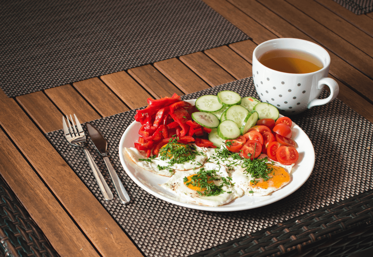 테이블위의 음식사진,음료와 함께 하는 건강한 아침식사