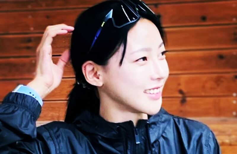 선글라스를-위로올린-김민지-선수