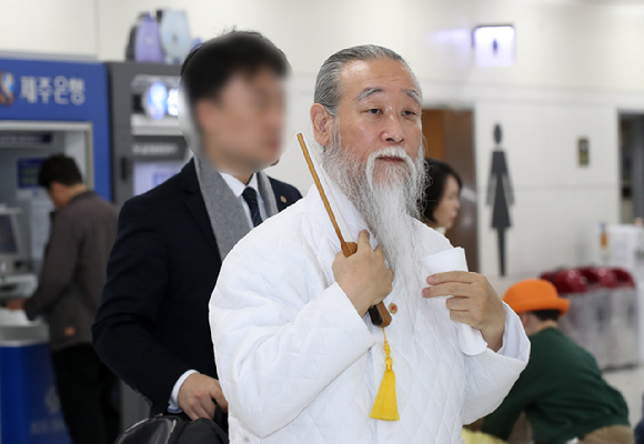 천공(본명 이천공)이 의대 정원 증원에 반발하는 의료계를 지적했다. 사진은 천공이 지난 1월 17일 오후 제주국제공항 3층에서 수행원 및 지인들과 탑승 수속장으로 이동하고 있는 모습. [사진=뉴시스]