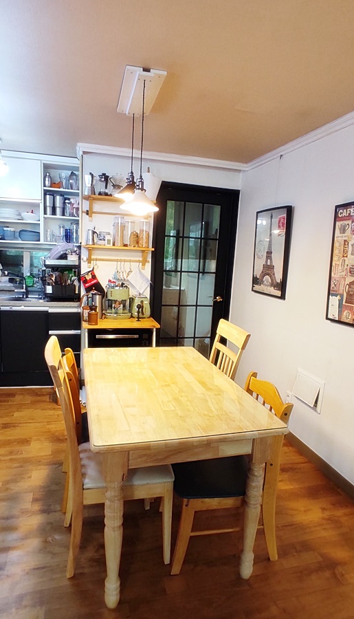 무언가 균형이 안맞아보이는 주방 사진