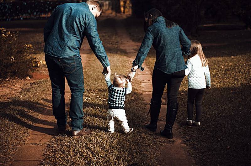 화목해보이는-4가족이-걸어가는-뒷모습