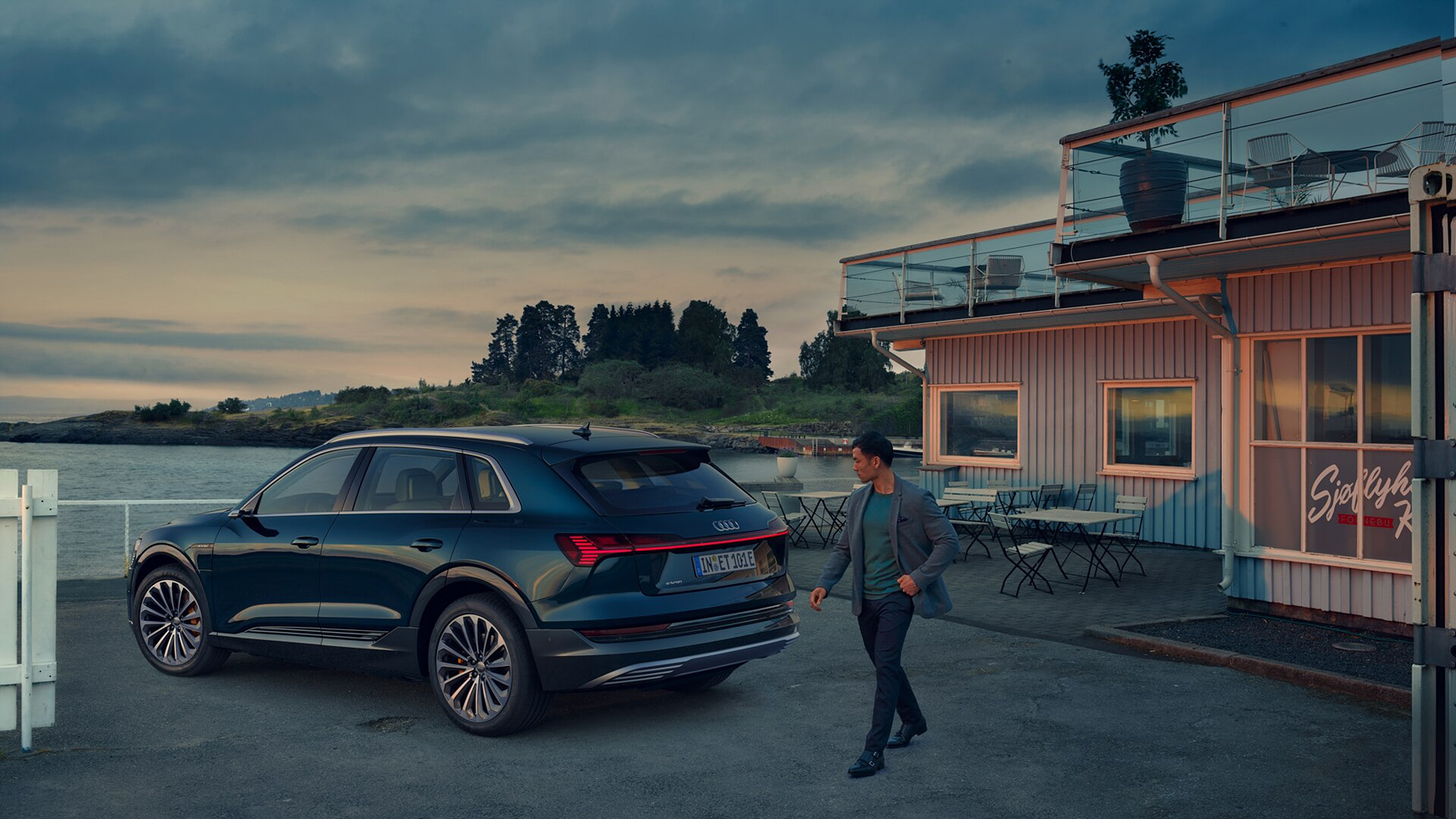 2023년형 이트론 측후면 외관 사진