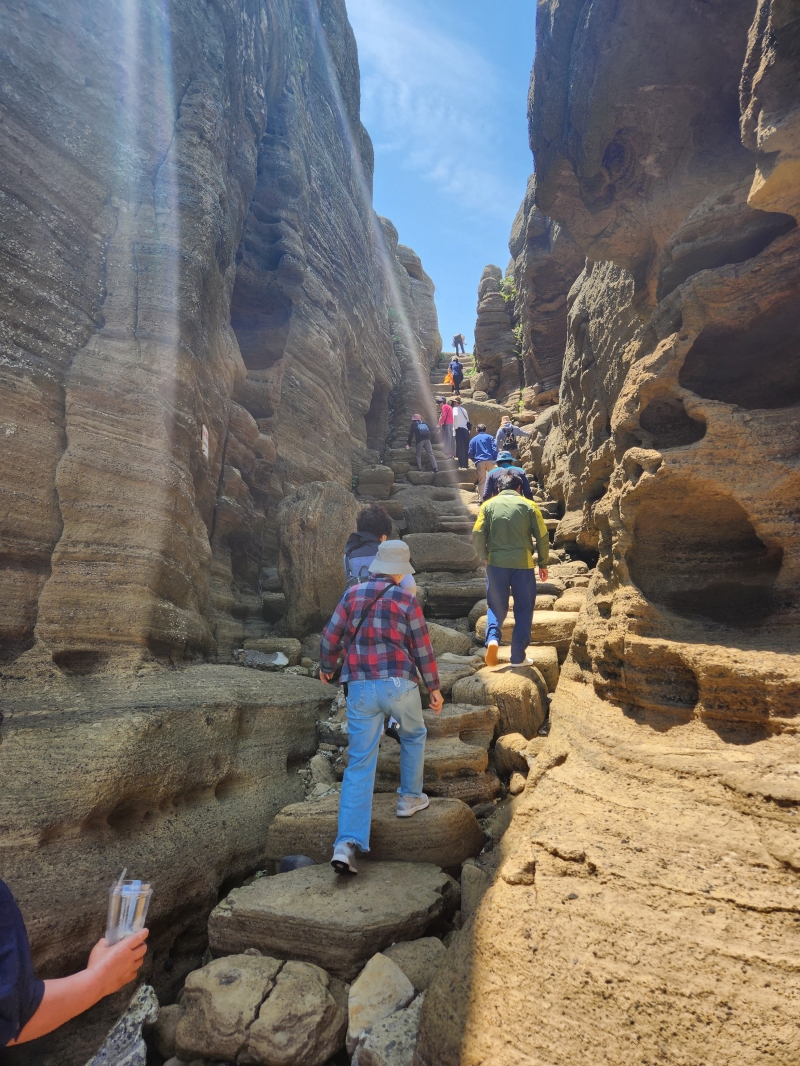 용머리해안-절벽-계단