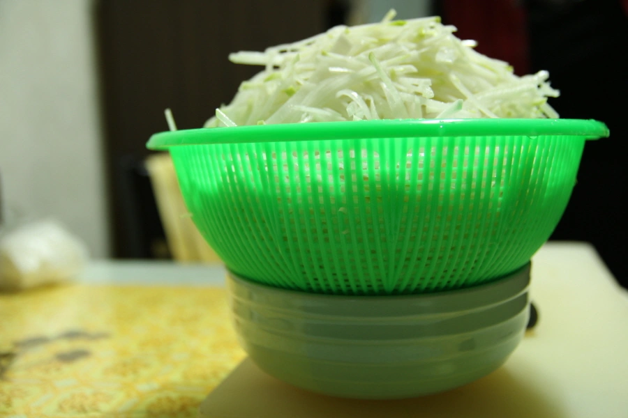 무 채 절이는 모습