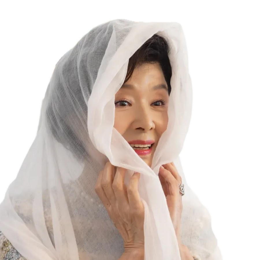윤미라 하얀 천을 두르고 밝게 웃는 인물 사진