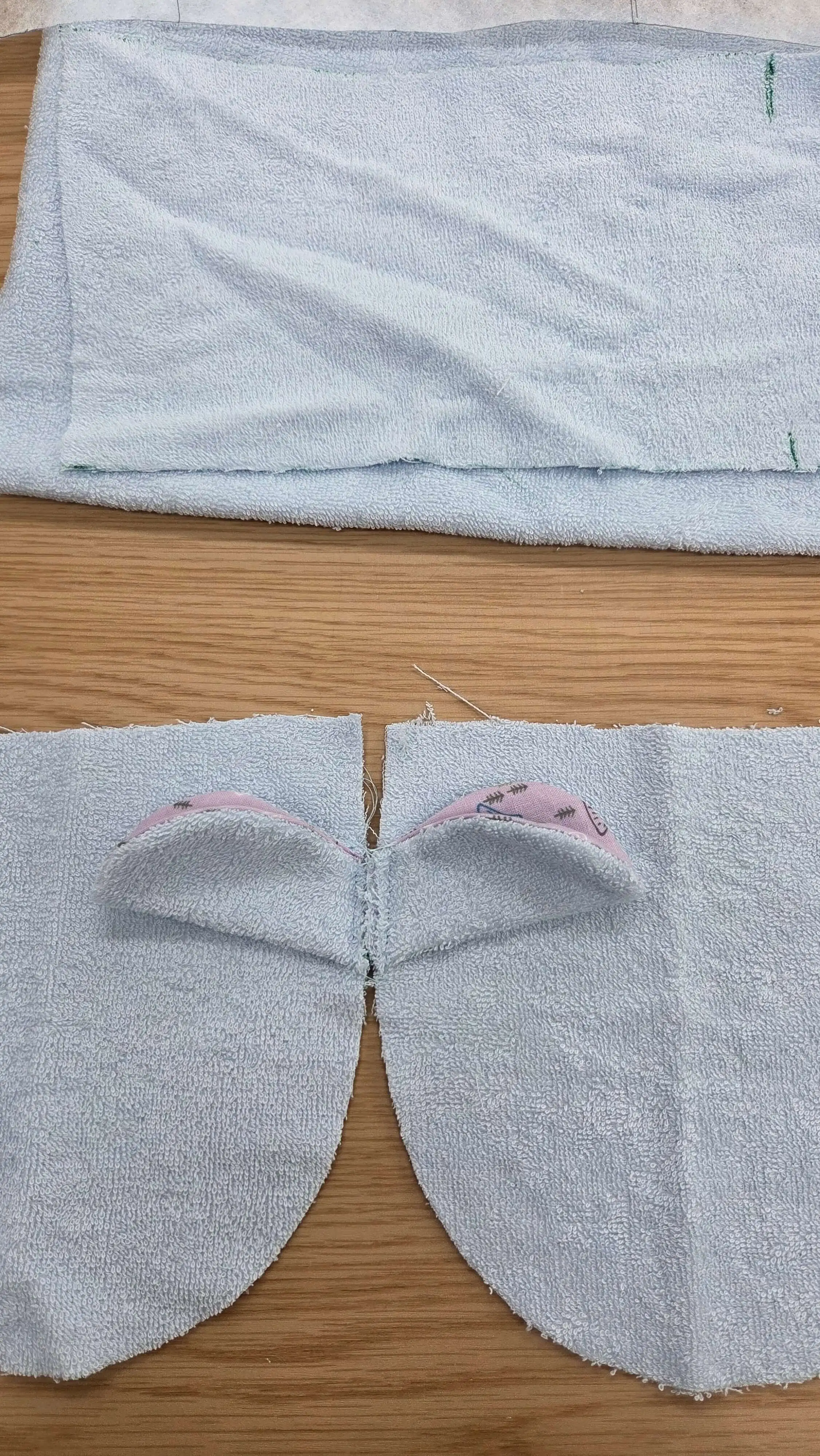 수건 원단에 귀를 봉제한 모습