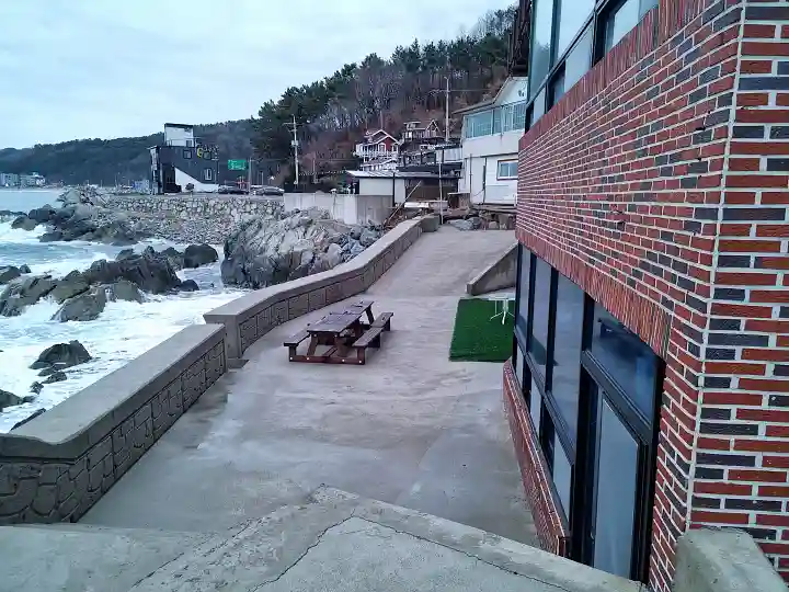 펜션-앞-데크가-설치된-모습