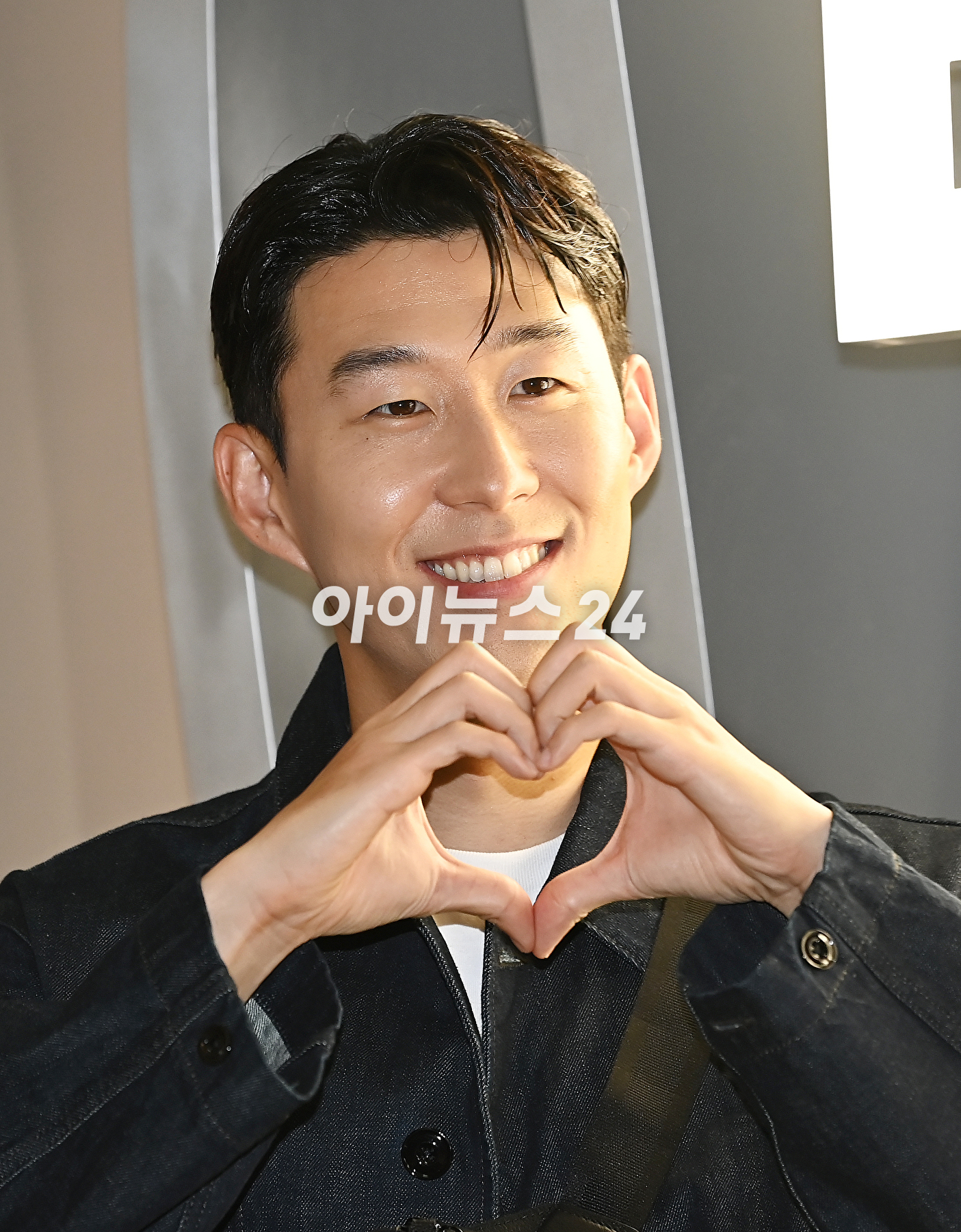 축구선수 손흥민이 3일 오후 서울 롯데월드몰 잠실점에서 열린 투미(TUMI) 팝업스토어 행사에서 포토타임을 갖고 있다. [사진=곽영래 기자]