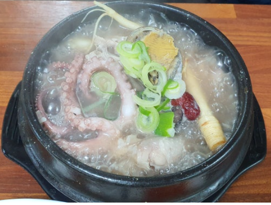 낙지, 전복, 인삼, 황귀가 들어간 삼계탕