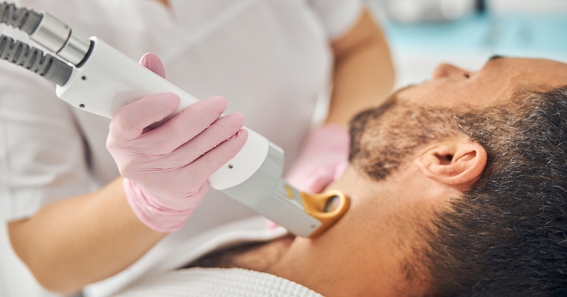 레이저 제모 받는 모습