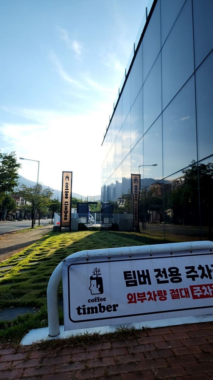 카페 앞면 유리창