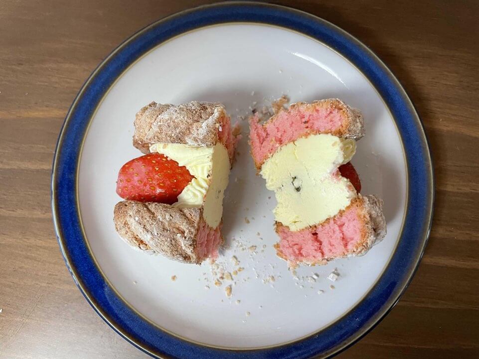 자매제과-딸기우유-다쿠아즈-반으로-절단한-모습