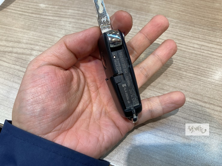 폭스바겐 차량 리모컨 전지 교환 방법