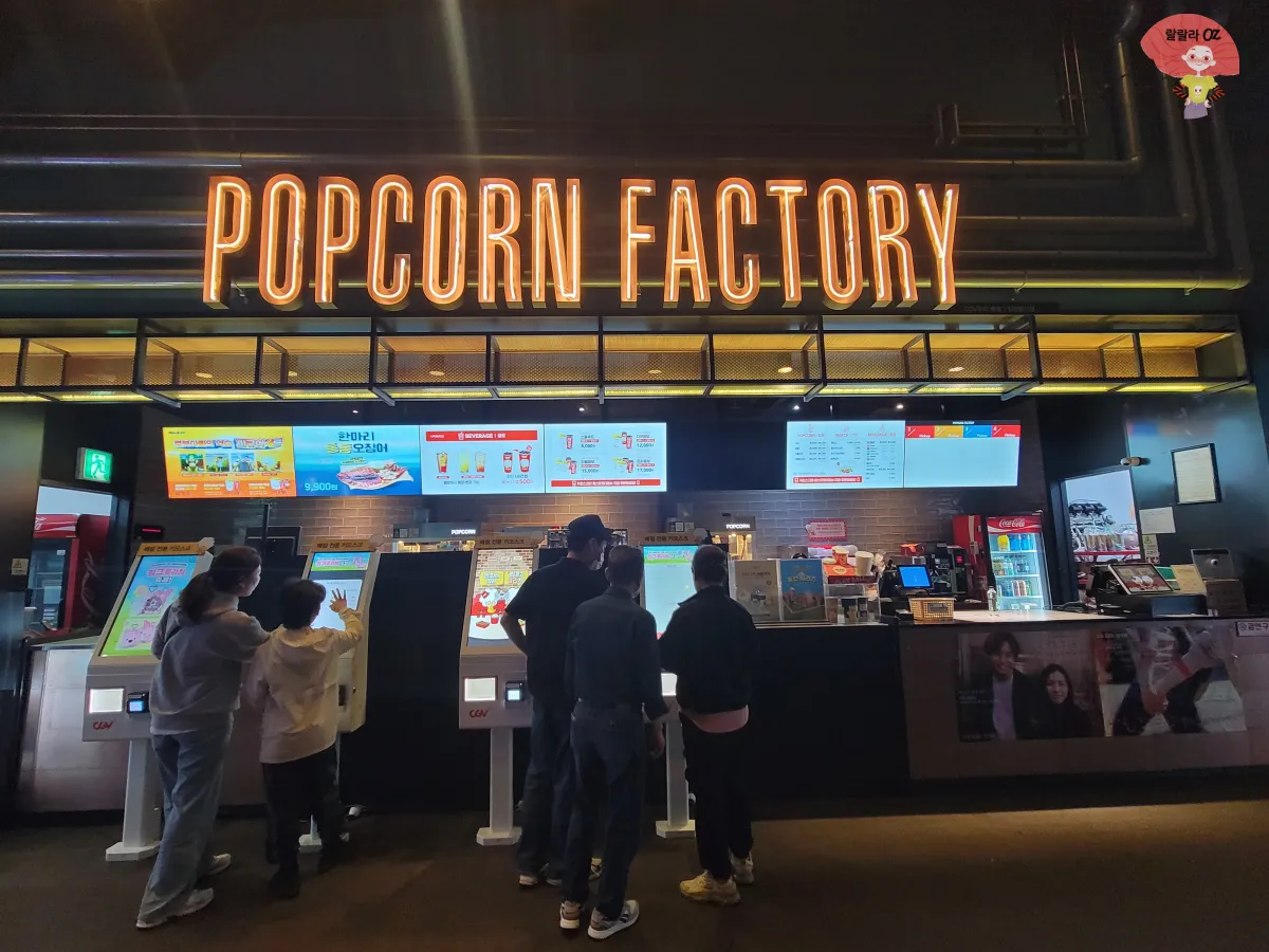 경기-구리시-CGV-키오스크앞-셀프-주문중인-사람들