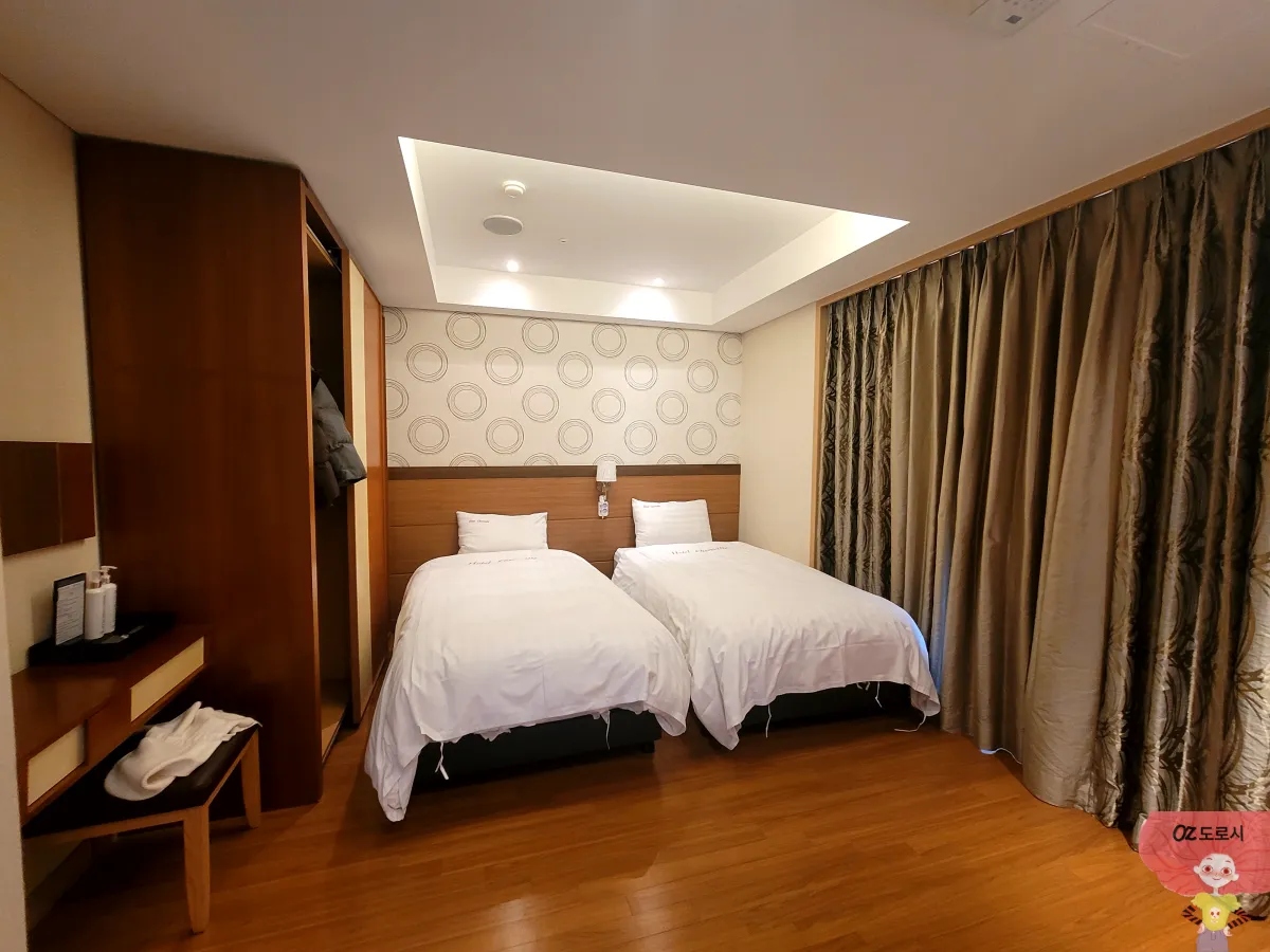 경기도-양평-쉐르빌호텔-스위트룸-침실-싱글침대-2개