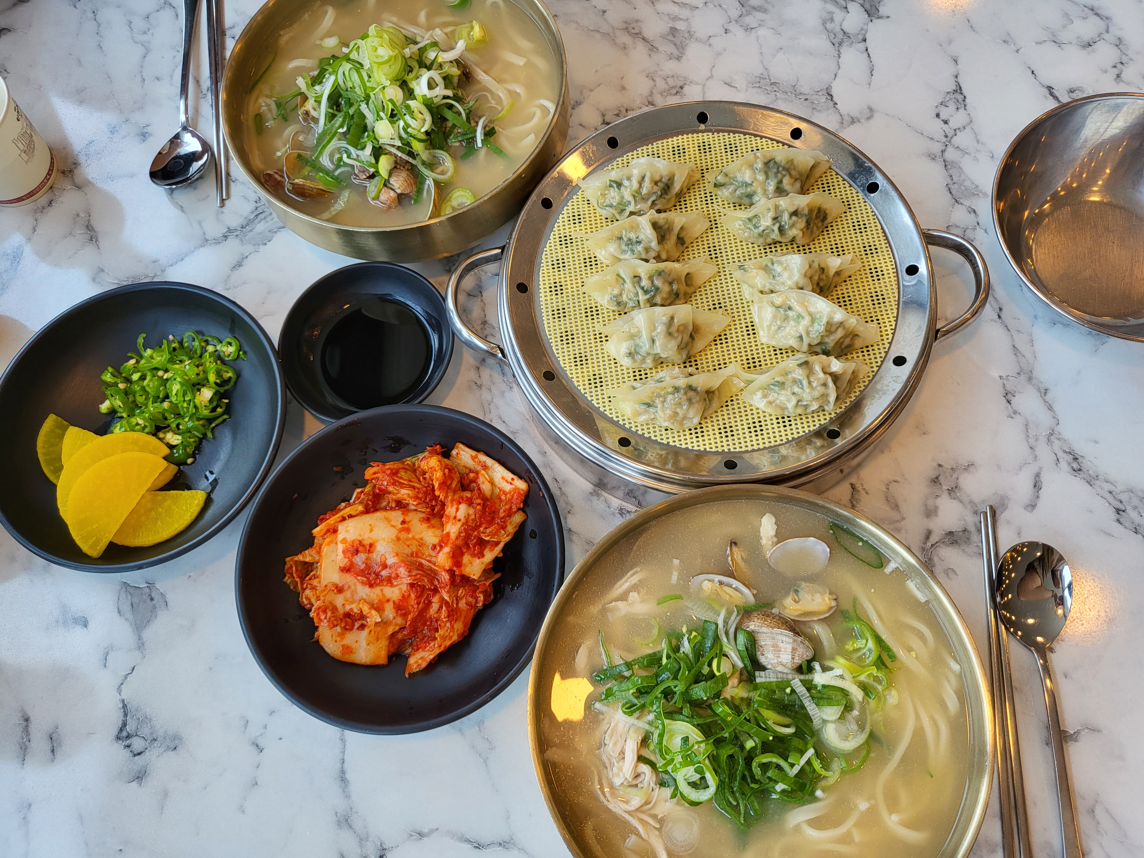 바지락칼국수, 닭칼국수, 만두 총 22,000원