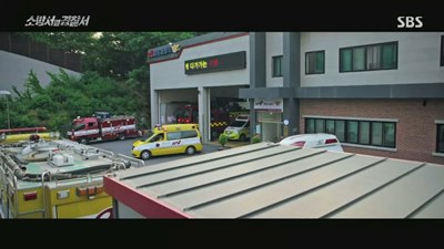 소방차와 구급차가 출동하는 사진 입니다.