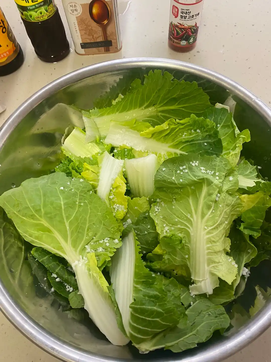 봄동무침-소금뿌린-이미지