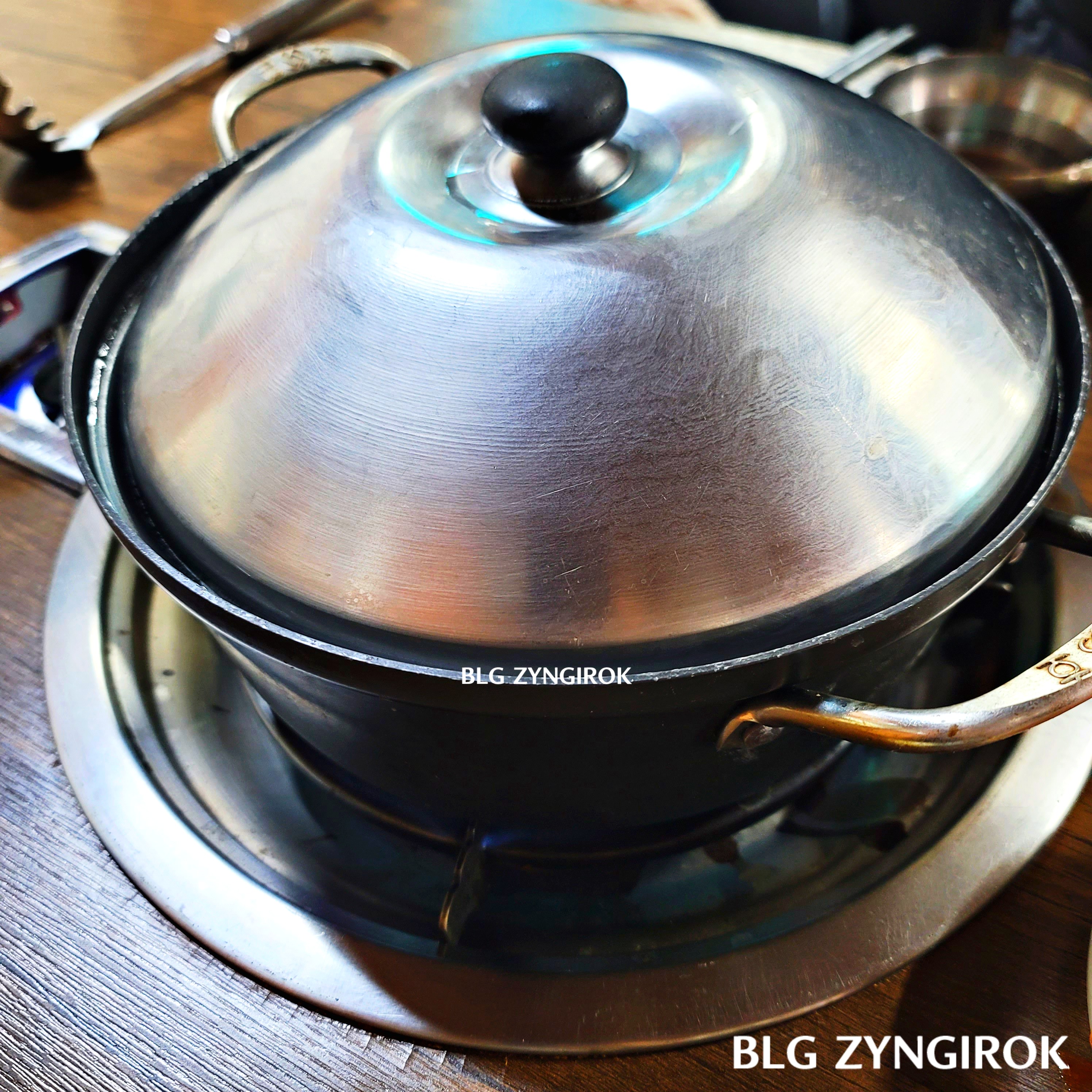 양주 맛집 밀밭칼국수 - 칼국수 냄비 옆면 모습이다.