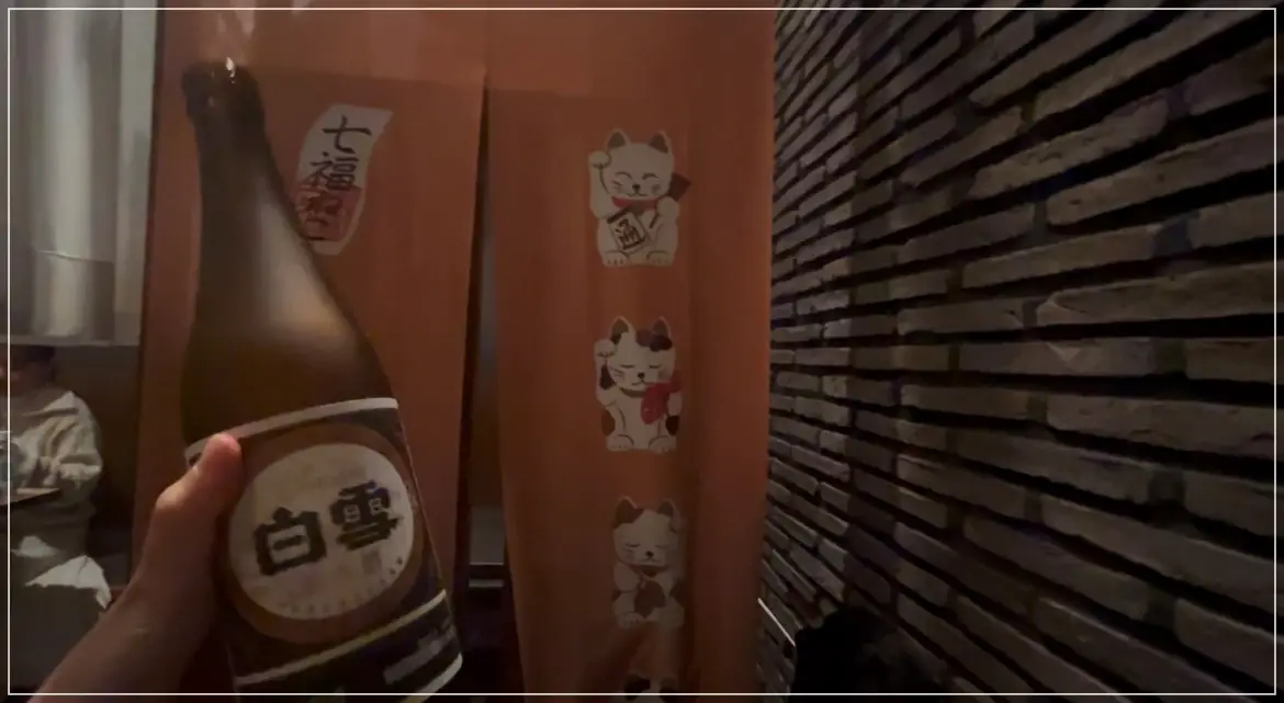 여의도역-나니이자카야-내부-준마이-클래식-사케-들고있는-사진