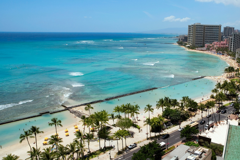 오하우의 전형적인 호텔들과 에메랄드 바다사진