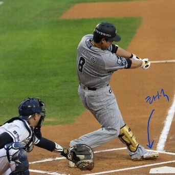 타자가 타석에서 배트를 휘두른다. 타자가 서 있는 하얀 박스가 타석이다