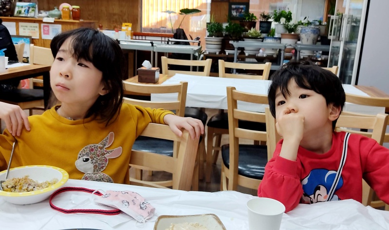 tv로 생생정보통에 나온 모습을 보고있는 아이들